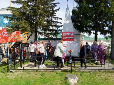 Фото новости:В селе Лазарево прошло торжественное возложение венков и цветов «Минувших лет живая память».